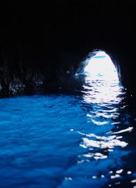 Grotta Azzurra, o pestera unica in lume 