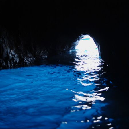Grotta Azzurra, o pestera unica in lume 