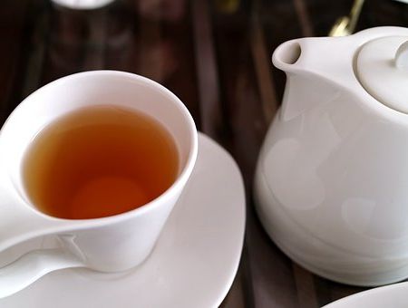 Cocktail fierbinte cu ceai negru si mirodenii