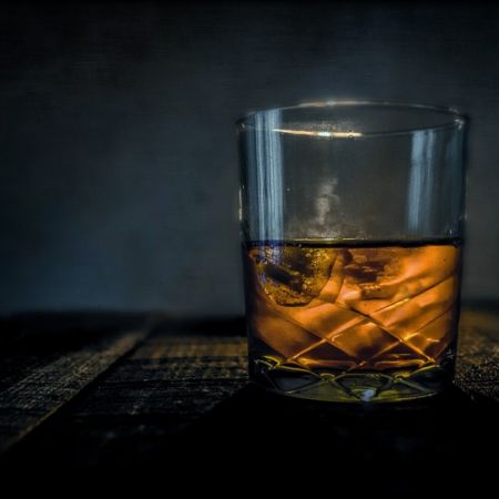 Cocktail cu bourbon, vin rosu, bitter  