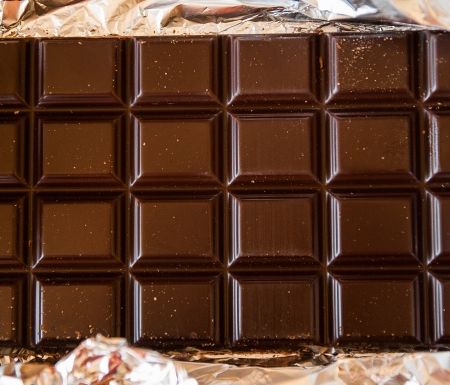 Cinci motive pentru care este bine sa mancam ciocolata neagra
