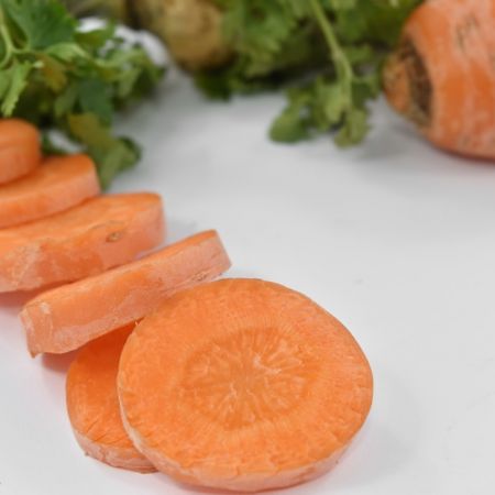 Salata de primavara cu morcovi, nuci si stafide