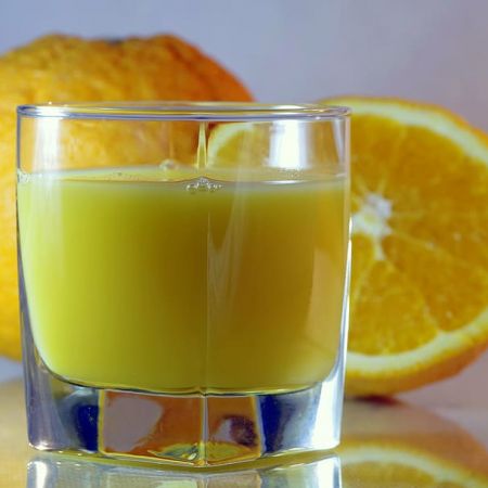 Cocktail cu gin, bere si suc de portocale 