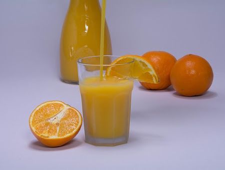 Cocktail cu whiskey, vermut si suc de portocale