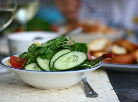 Salata gustoasa cu legume si zarzavaturi din gradina dumneavoastra