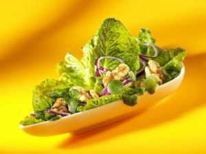 Salata de sezon: nuci, pere si legume