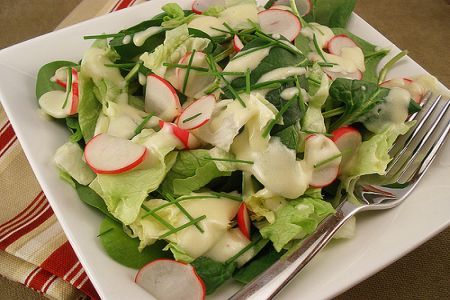 Salate proaspete. Salata cu spanac si ridichi