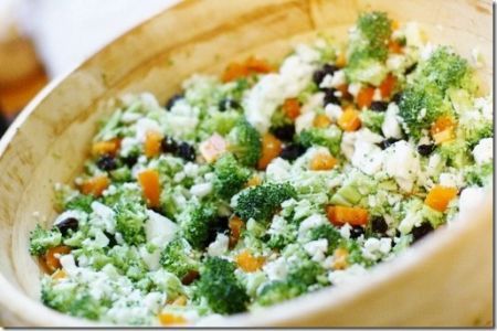 Salata de broccoli si conopida cu sos de maioneza