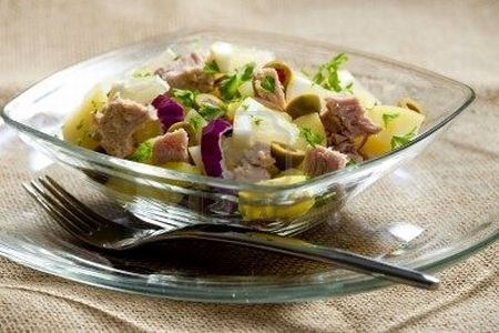 Salata de cartofi cu ton si ceapa rosie
