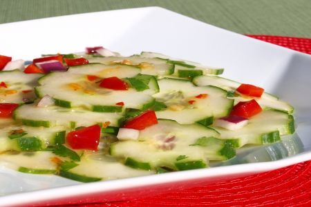 Salata de castraveti cu ardei gras si ceapa