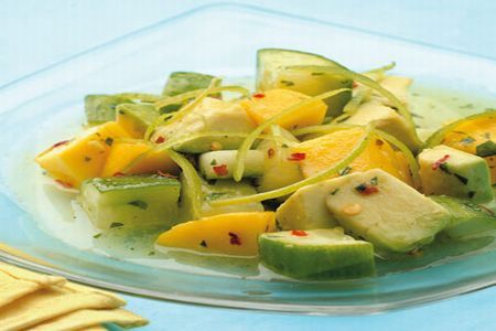 Salate tropicale. Salata de mango cu castraveti