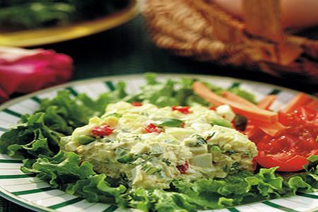 Salata de oua cu cascaval, maioneza si patrunjel verde