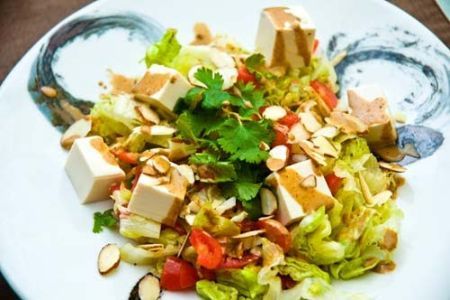 Salata de tofu si conopida cu sos de arahide