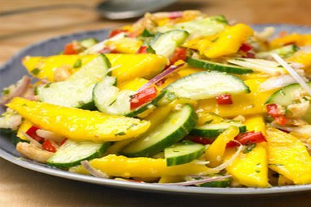 Salata exotica cu castraveti si mango