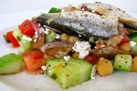 Salata greceasca cu sardine si usturoi