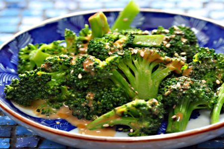 Salata japoneza cu broccoli si sos de soia