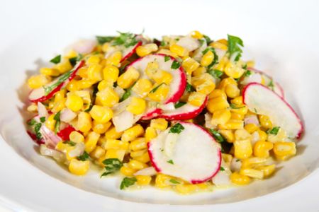 Salata mexicana cu boabe de porumb si cascaval ras