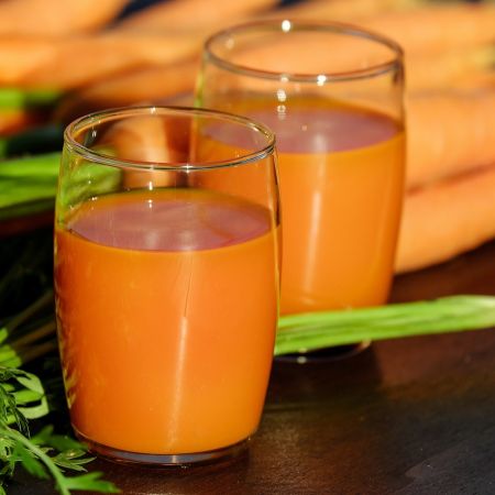 Cinci motive pentru care este bine sa bei suc de morcovi