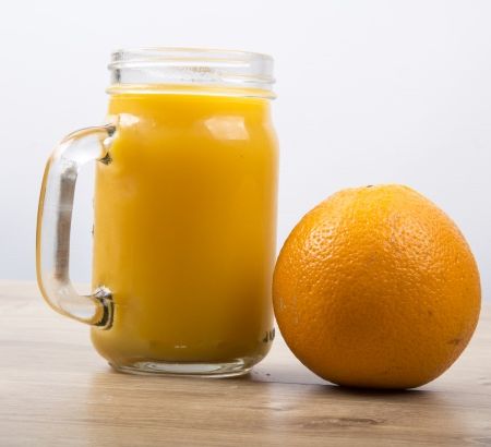 Cocktail cu vermut, scortisoara si suc de portocale 