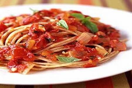 Spaghetti cu sos proaspat de tomate