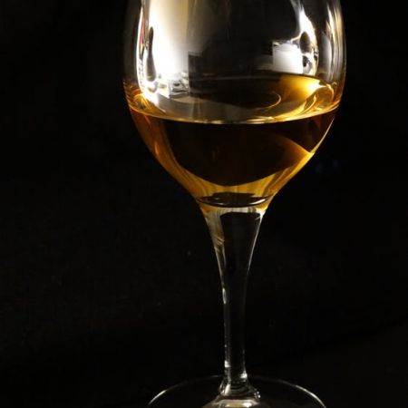 Cocktail cu vin alb, rom si suc de ananas