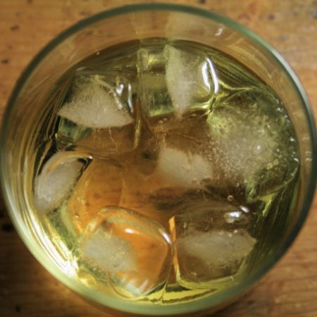 Cocktail cu gin, ceai verde si vin alb
