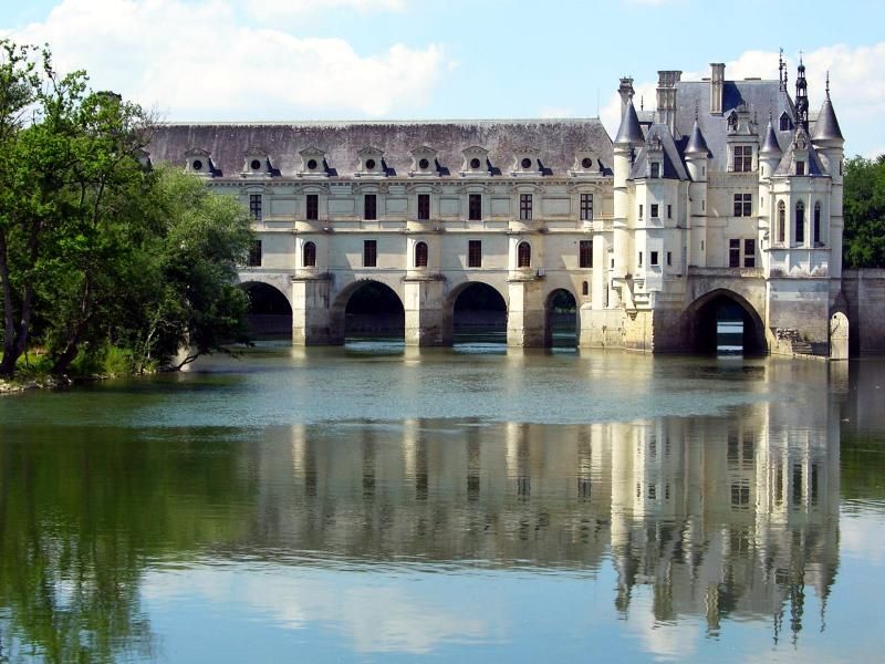 Castelul de Chenonceau reflectat in Cher