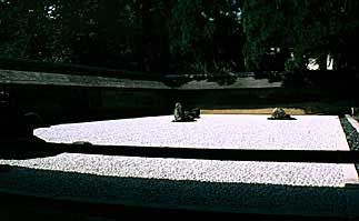  Lumina si intuneric la Ryoan-ji