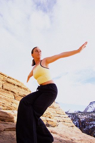 femeie practicand qigong