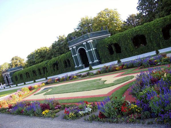 Imagini pentru Grădinile palatului Schonbrunn  Grădina privată