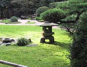 lanterna de piatra intr-o gradina zen