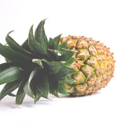 Cocktail cu suc de ananas, vodca si grenadina 