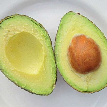 Salata de rosii cu avocado si castravete