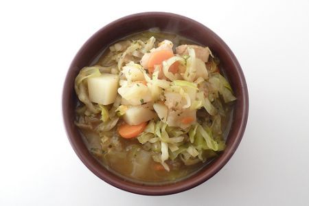 Ciorba de varza alba cu afumatura de porc si cimbru