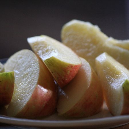 Salata de fructe cu mere, portocale si scortisoara