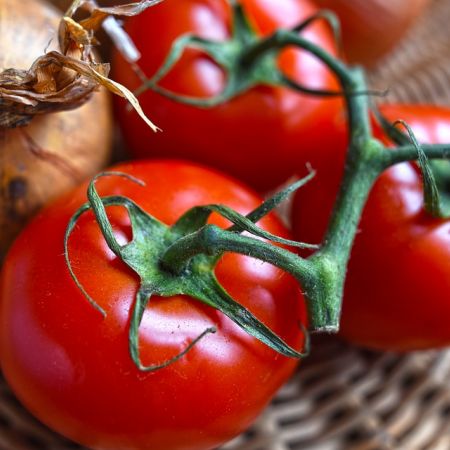 Salata de rosii cu ierburi, masline si branza 