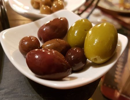 Salata de masline cu ardei gras si ceapa rosie