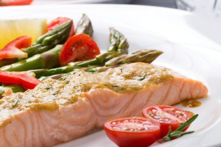 Medalioane de somon cu legume la gratar