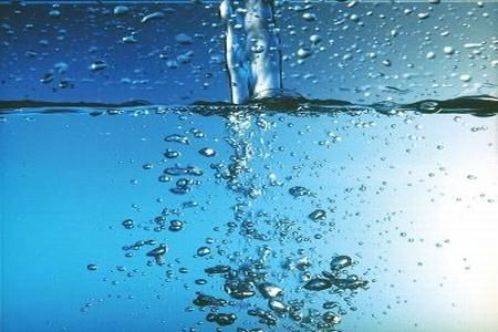 Apa minerala – elixirul vietii fara calorii