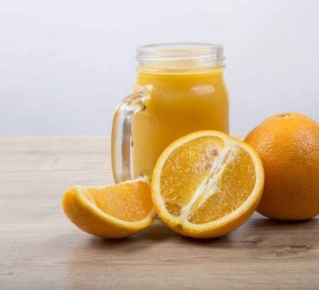 Cocktail de vara cu suc de portocale, rom si menta