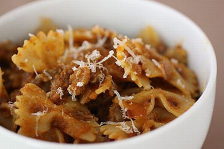 Paste farfalle cu pulpa de dovleac turcesc si busuioc