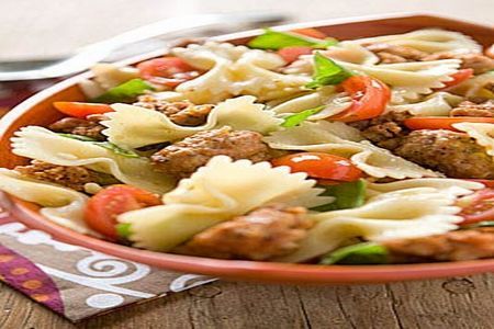 Paste farfalle cu sos de rosii si busuioc