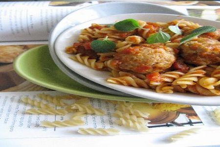 Paste fusilli cu bilute de carne tocata si sos de tomate