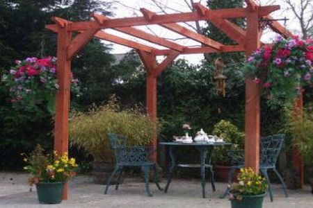 Pergola - un plus de frumusete pentru gradini 