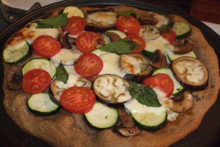 Pizza din malai cu rondele de vinete si rosii