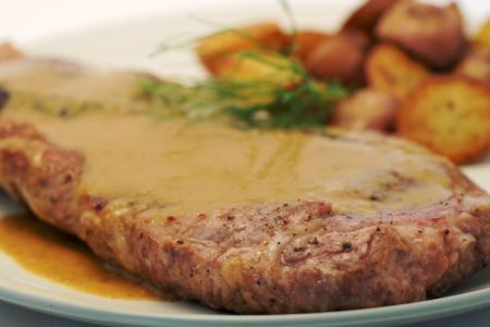 Retete gustoase pentru zile speciale. Porc cu sos de mere si smantana