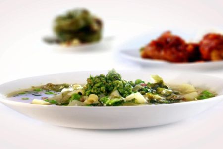 Reteta italiana de ciorba de cartofi albi cu mazare si busuioc