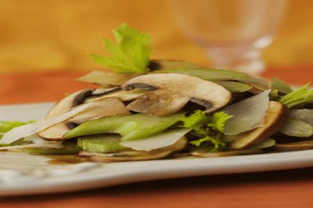 Salate usoare. Salata de telina cu ciuperci