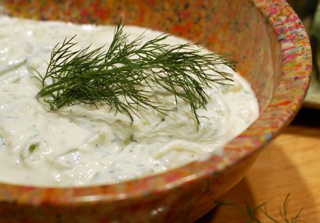 Salata simpla de castraveti cu iaurt 