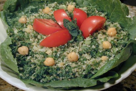 Salata arabeasca de patrunjel cu germeni de grau si rosii